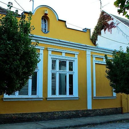 Happy Colours In Old Town Apartment Kecskemet Bagian luar foto